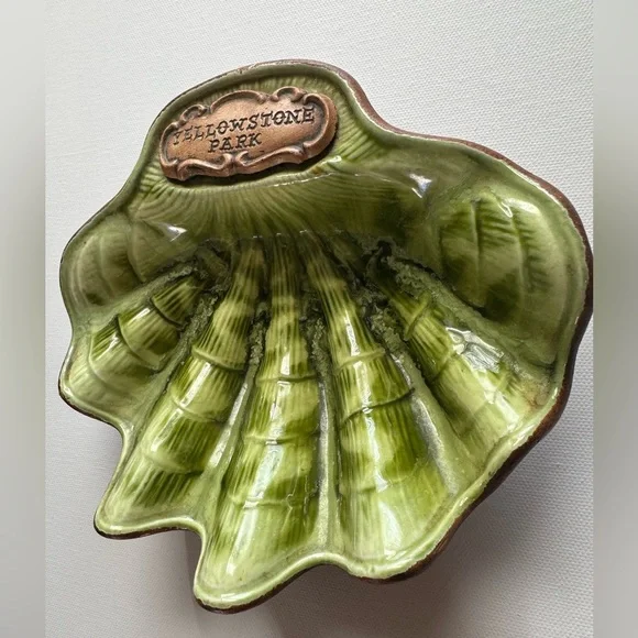 VTG Treasure Craft green clam shell ashtray with "Yellowstone Park" inscribed - Picture 4 of 7